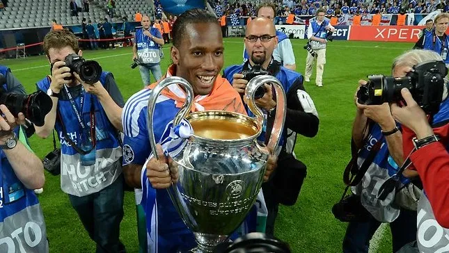 Drogba exibe a ta&ccedil;a da LC, ap&oacute;s conquista com o Chelsea
