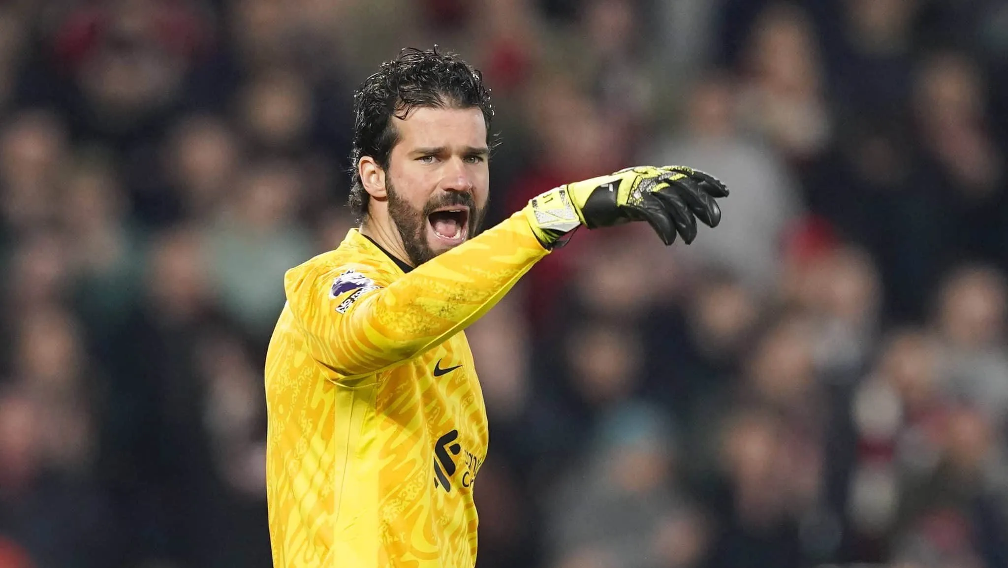 Alisson vira &lsquo;santo&rsquo;, salva pior Liverpool em 24/25 de goleada do PSG e ainda d&aacute; vit&oacute;ria