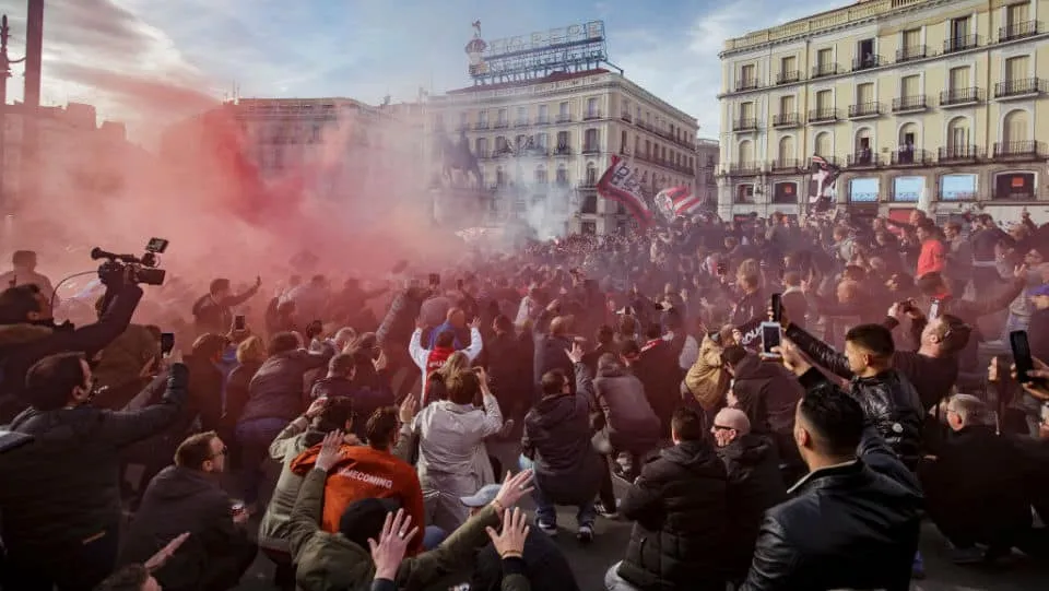 Antes do jogo decisivo, a torcida do Ajax fez as ruas de Madri pulsarem mais forte