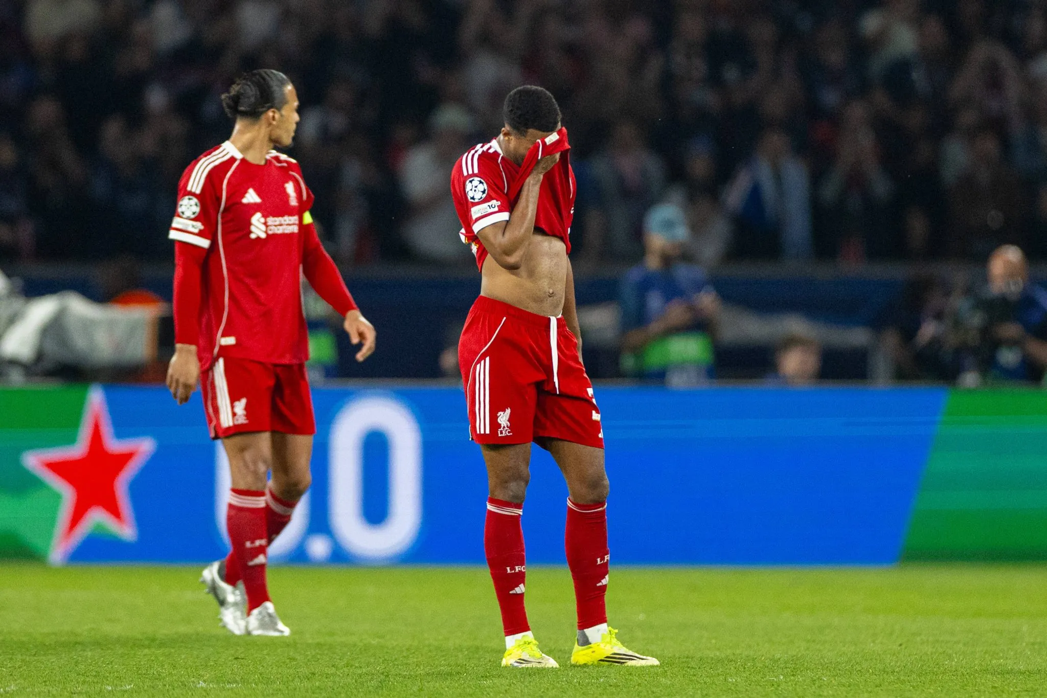 Gravenberch cabisbaixo durante PSG 2 x 0 Liverpool 