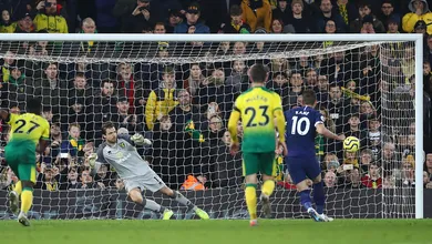 Tottenham escapou da derrota, mas n&atilde;o do trope&ccedil;o em empate com Norwich