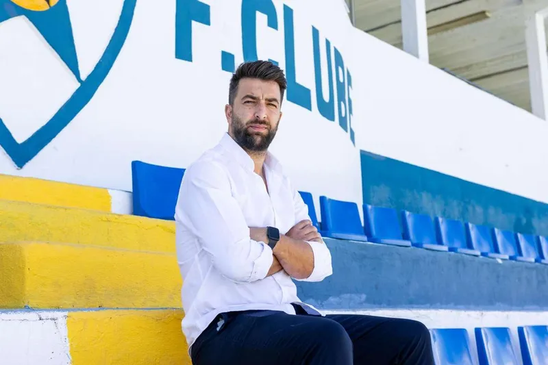 Miguel Valen&ccedil;a, treinador do Amora FC