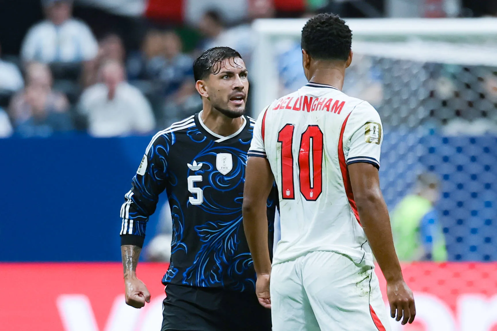 Leandro Paredes e Jude Bellingham em Argentina x Inglaterra na Copa do Mundo
