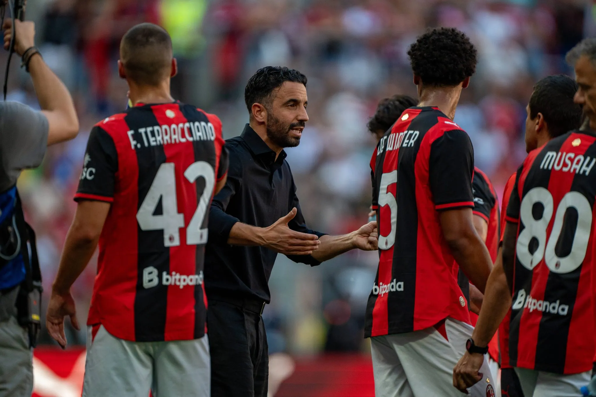 Ruben Amorim conversa com elenco do Milan durante amistoso na pr&eacute;-temporada contra o Manchester United (Foto: IMAGO / Ball Raw Images)