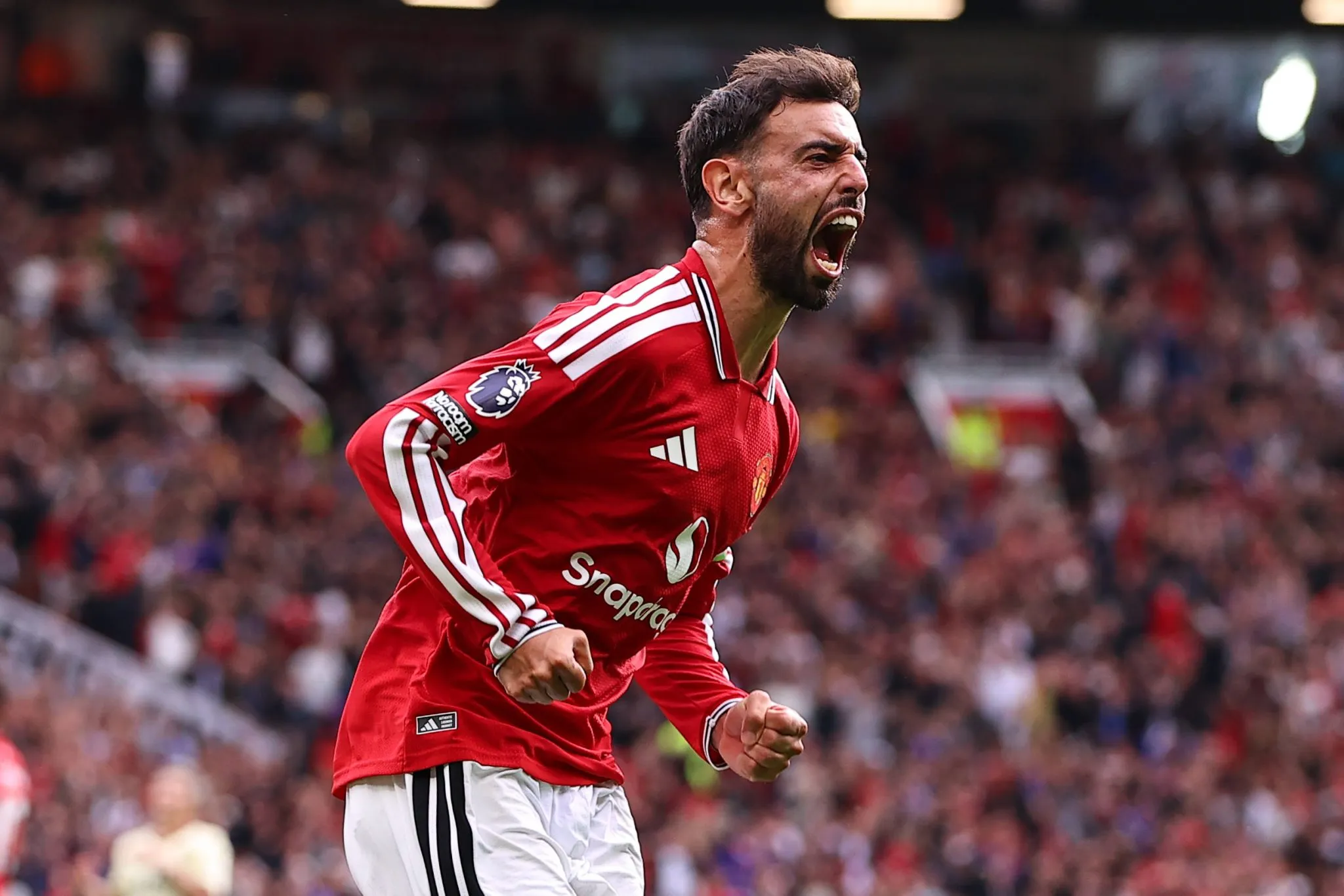 Bruno Fernandes rebate cr&iacute;tica de Scholes com hat-trick em virada do Manchester United