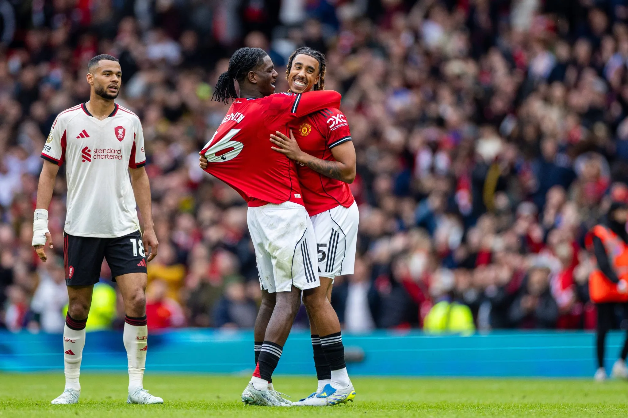 Leny Yoro e Ayden Heaven se abra&ccedil;am durante jogo do Manchester United 