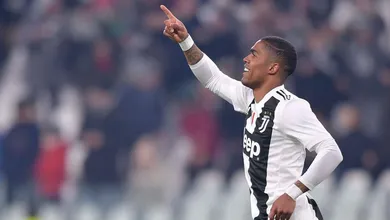 Douglas Costa: &ldquo;Tem momentos em que voc&ecirc; pergunta se deveria continuar, porque joga e machuca, joga e machuca&hellip;&rdquo;