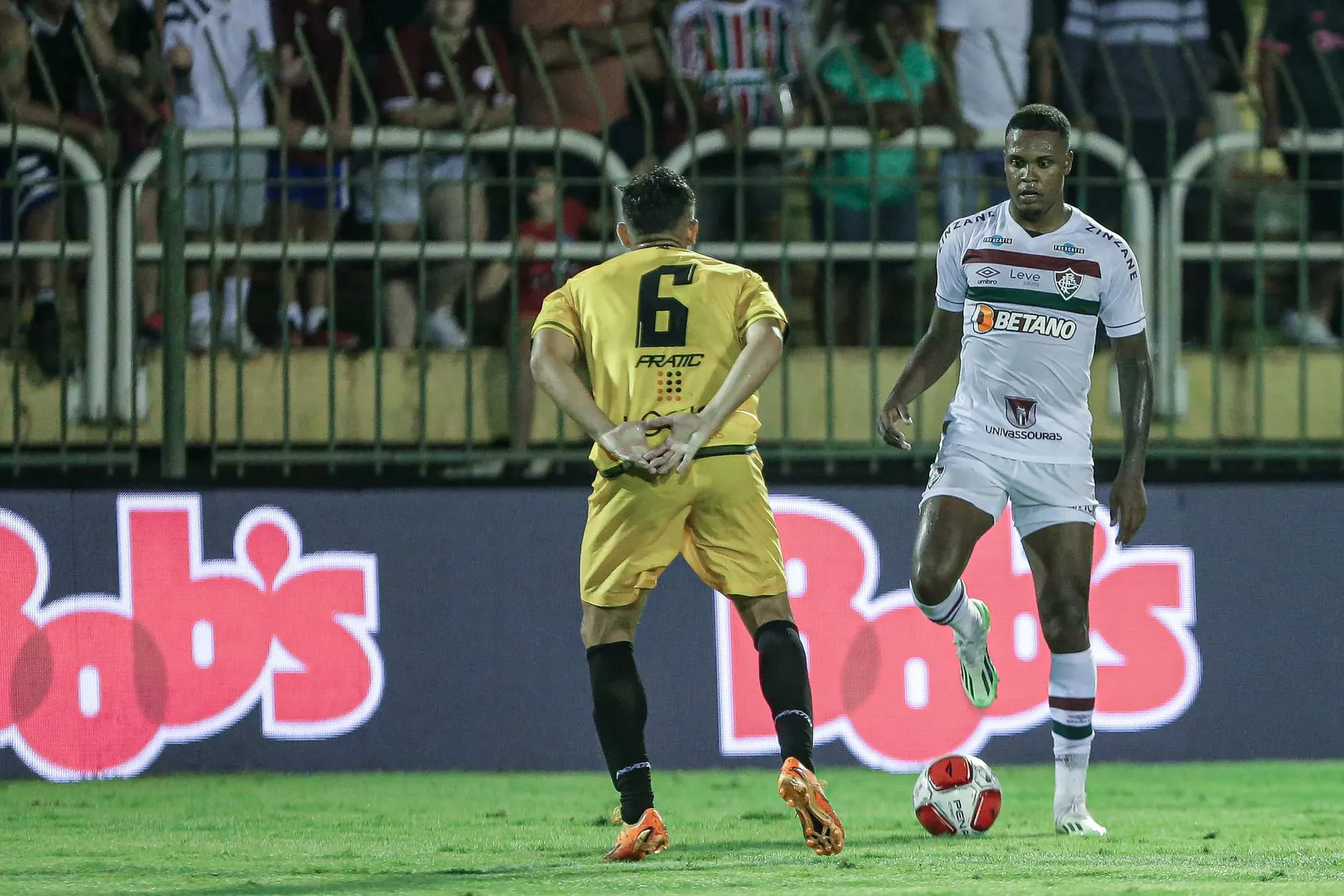 Alexandre Jesus foi mal nos dois jogos em 2024, mas segue prestigiado por Marc&atilde;o no Fluminense improvisado como lateral-direito - Foto: Lucas Mer&ccedil;on/Fluminense FC