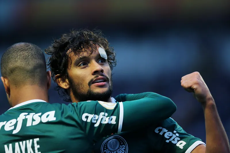 Gustavo Scarpa e Mayke em a&ccedil;&atilde;o pelo Palmeiras