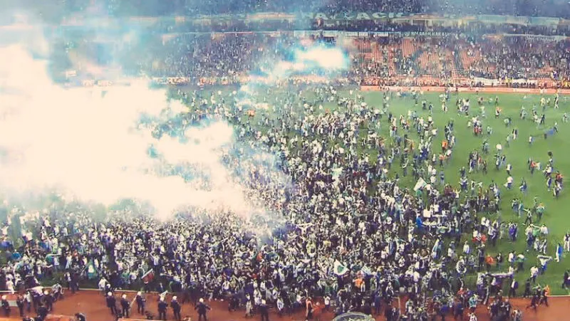 [V&iacute;deo] &Eacute; assim que uma torcida turca comemora enlouquecidamente um t&iacute;tulo in&eacute;dito