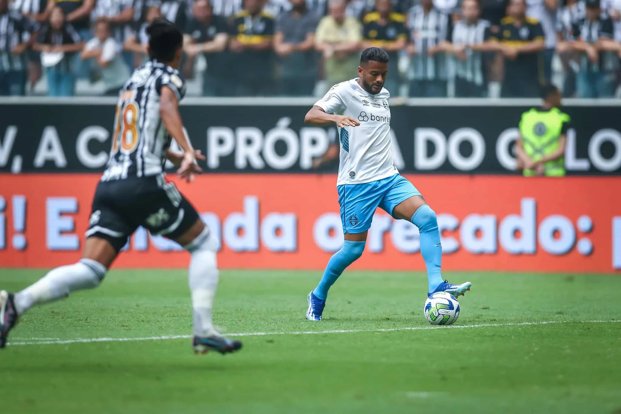 &lsquo;Avenida Reinaldo&rsquo; &eacute; um dos tantos problemas defensivos do Gr&ecirc;mio