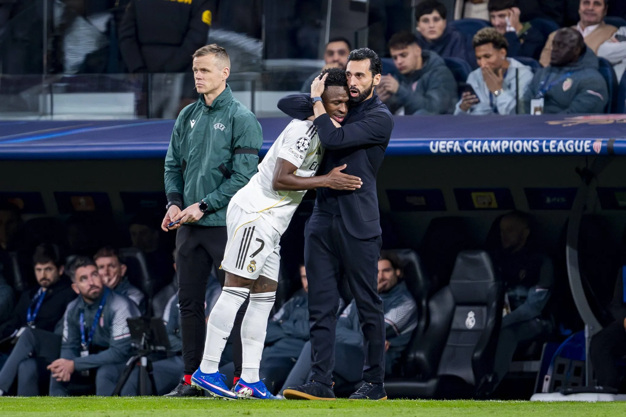 Vinicius Jr. abra&ccedil;o &Aacute;lvaro Arbeloa (Foto: Imago/Alberto Gardin)