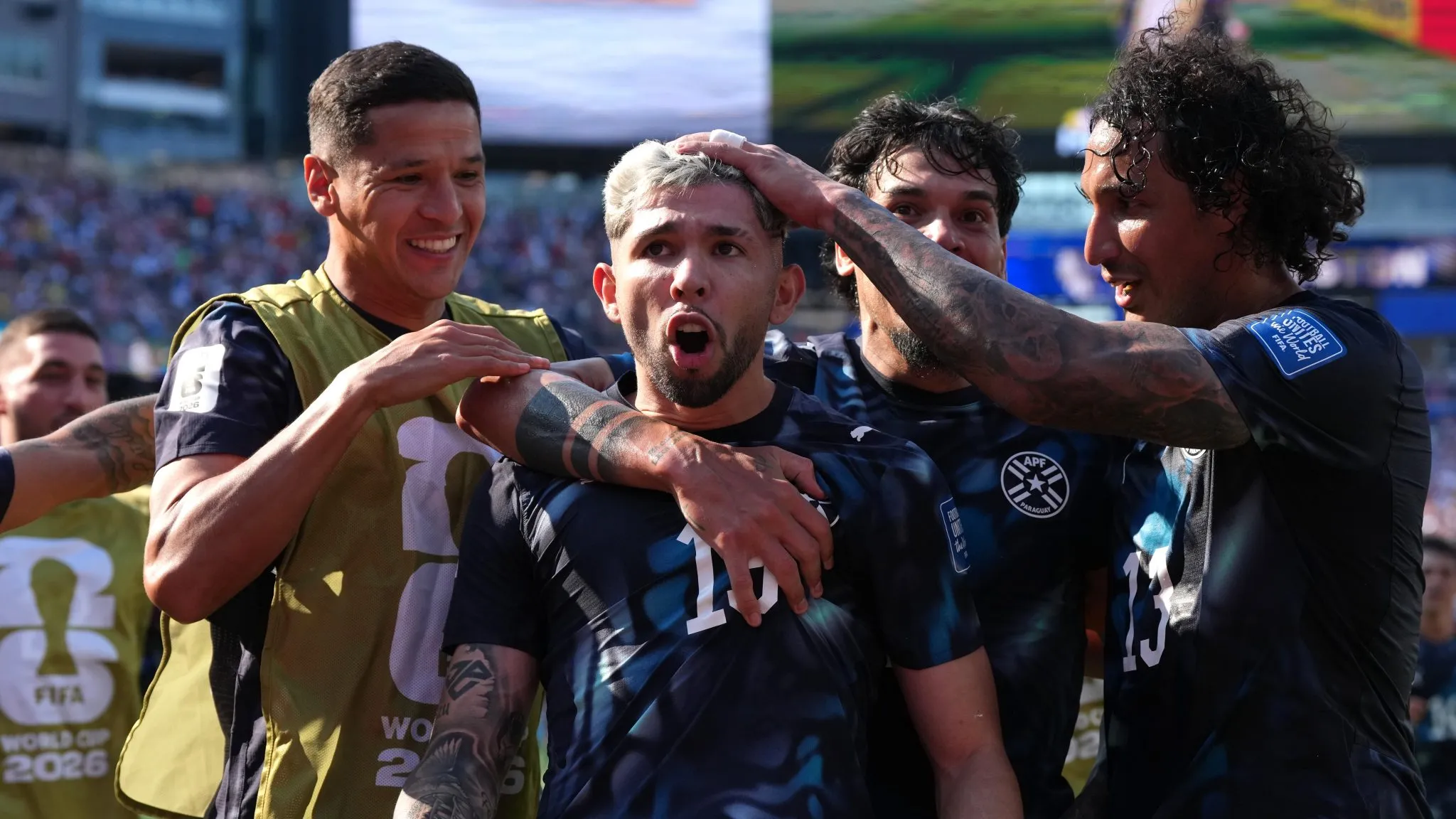 Jogadores do Paraguai comemoram o gol de Julio Enciso (Foto: PA Images/Icon Sport)