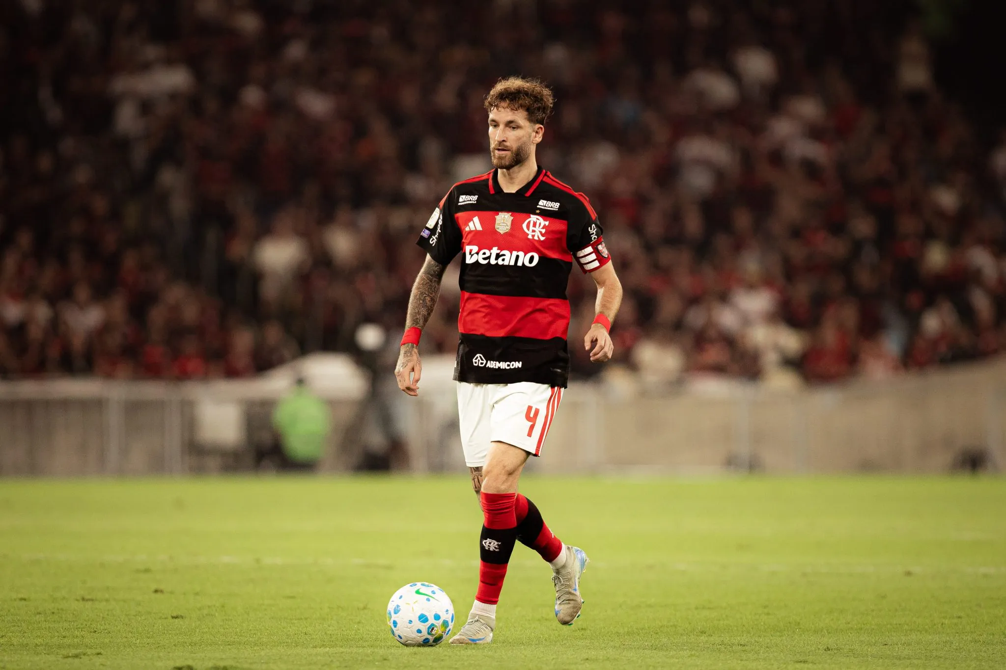 L&eacute;o Pereira em a&ccedil;&atilde;o durante Flamengo x Palmeiras 