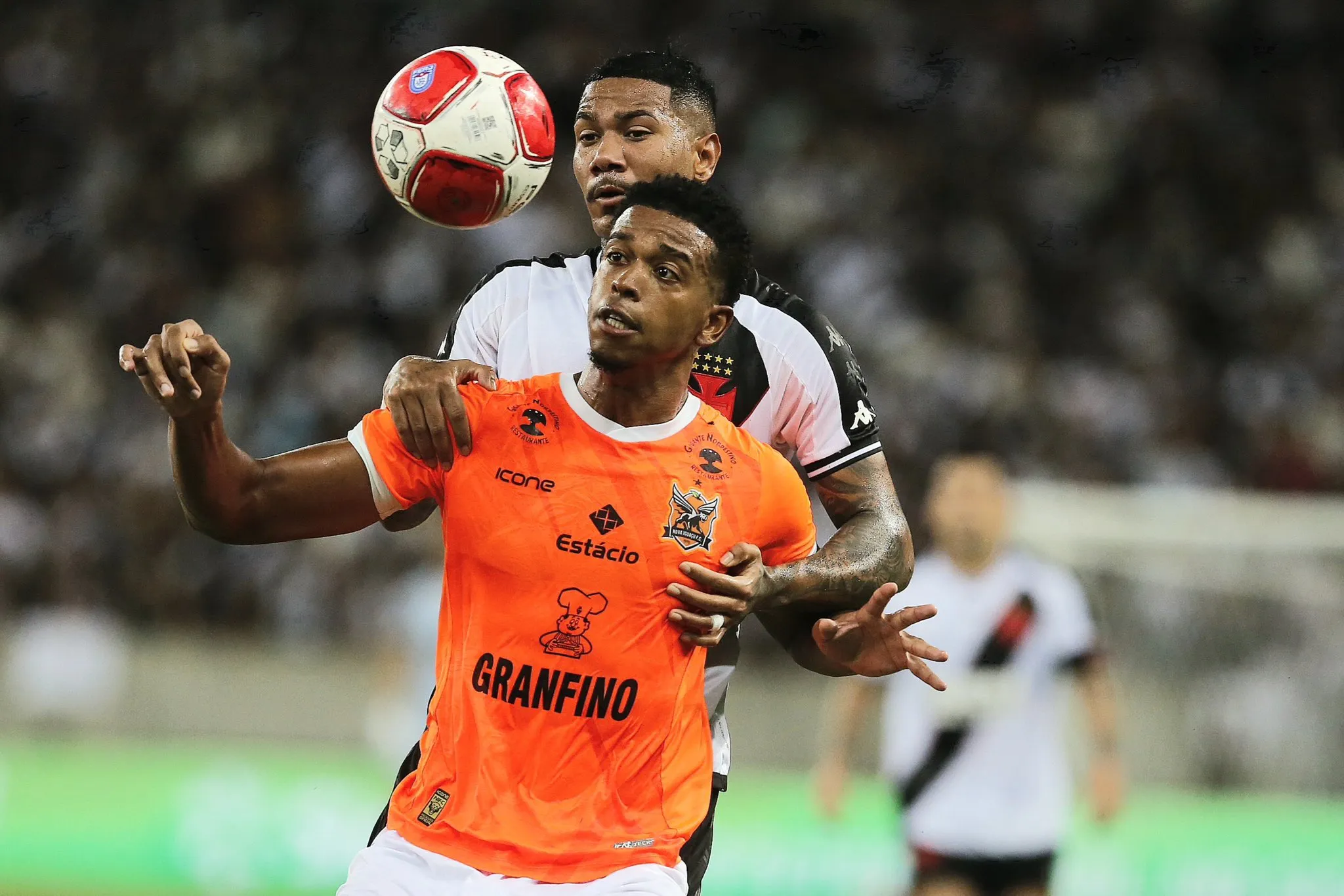 Nova Igua&ccedil;u &eacute; melhor, mas Piton e L&eacute;o Jardim mais uma vez salvam o Vasco na ida da semifinal do Carioca