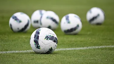 Presidente de clube franc&ecirc;s d&aacute; sua vers&atilde;o sobre ter obrigado crian&ccedil;a a ficar nua no vesti&aacute;rio
