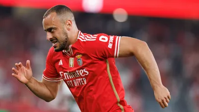 Benfica dificulta venda de Arthur Cabral, mas Corinthians n&atilde;o joga a toalha
