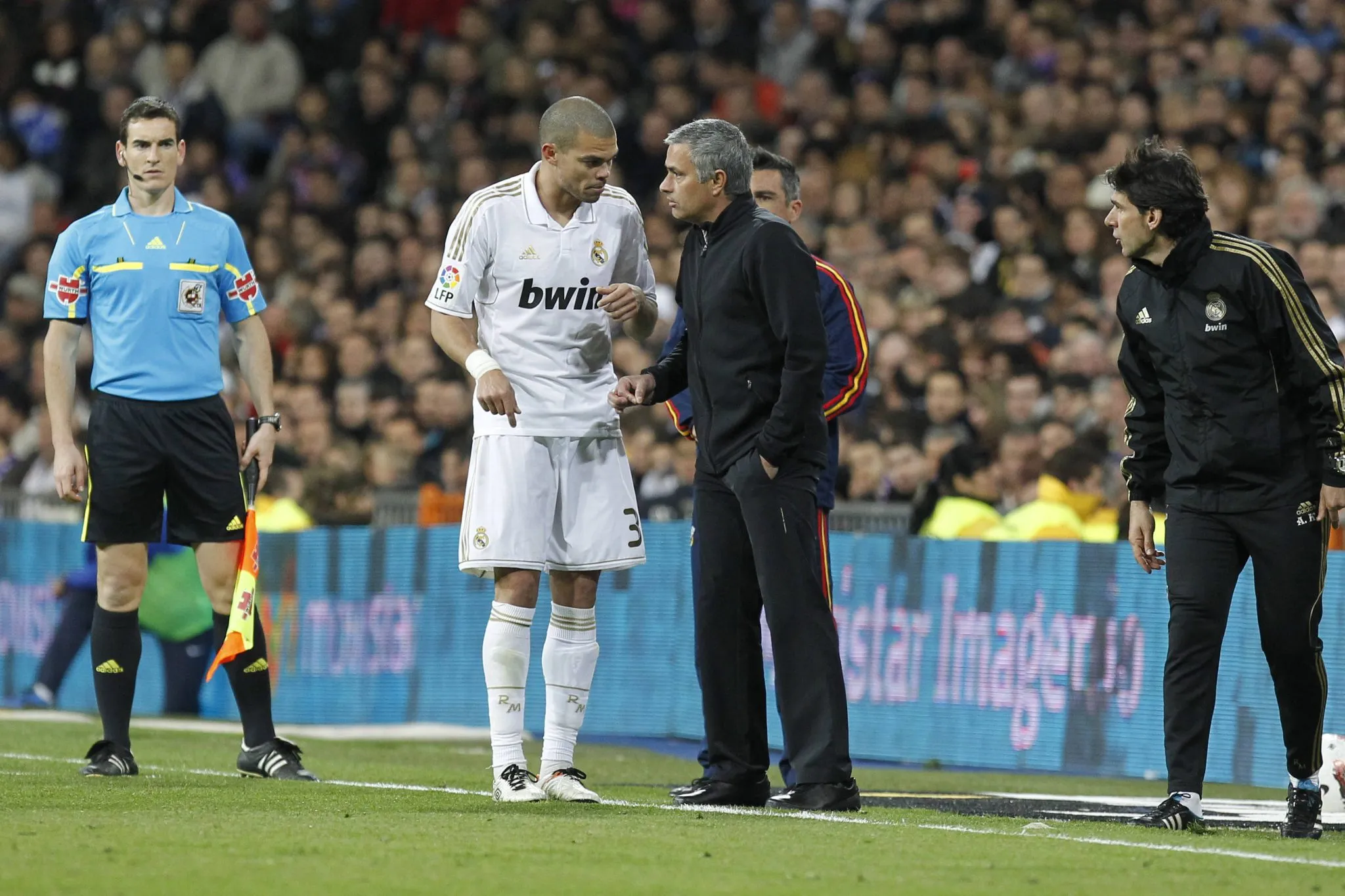Pepe ouve Mourinho em jogo do Real Madrid na temporada 2011/12