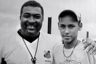 Imagens: Neymar vai a vel&oacute;rio de olheiro que o revelou e chora copiosamente
