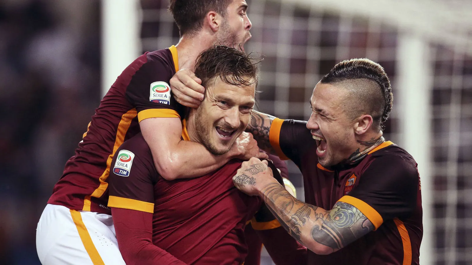 A lenda continua: Dirigente da Roma confirma renova&ccedil;&atilde;o de Totti por mais um ano