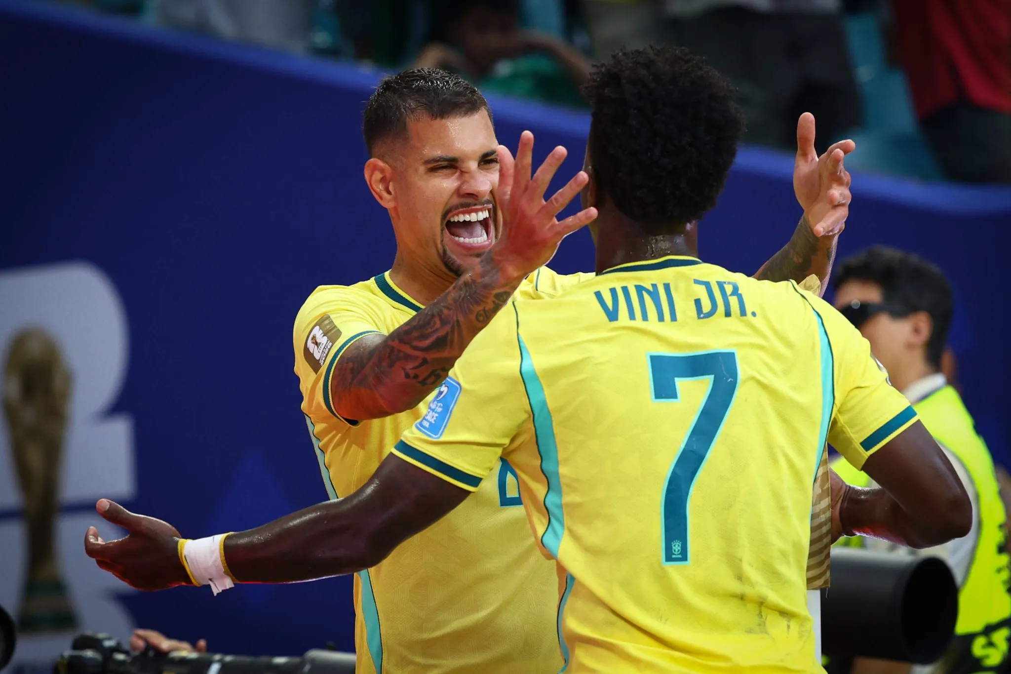 Bruno Guimar&atilde;es e Vin&iacute;cius J&uacute;nior comemora gol do Brasil contra a Esc&oacute;cia