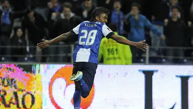 Brasileiro Kelvin mant&eacute;m Porto na briga com o Benfica
