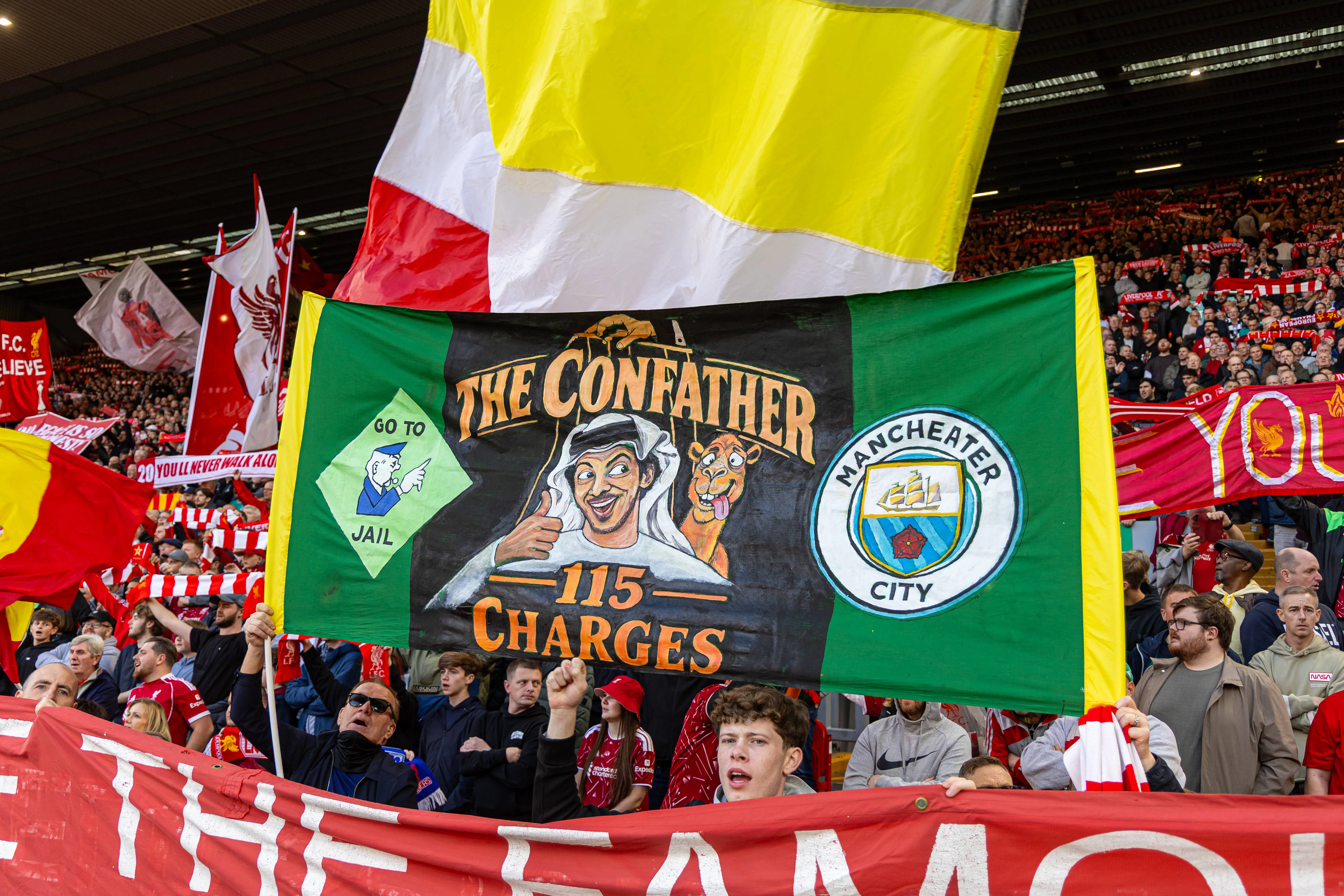 Faixa da torcida do Liverpool chama Sheik Mansour, dono do Manchester City, de "Poderoso Golpista" em refer&ecirc;ncia ao filme Poderoso Chef&atilde;o