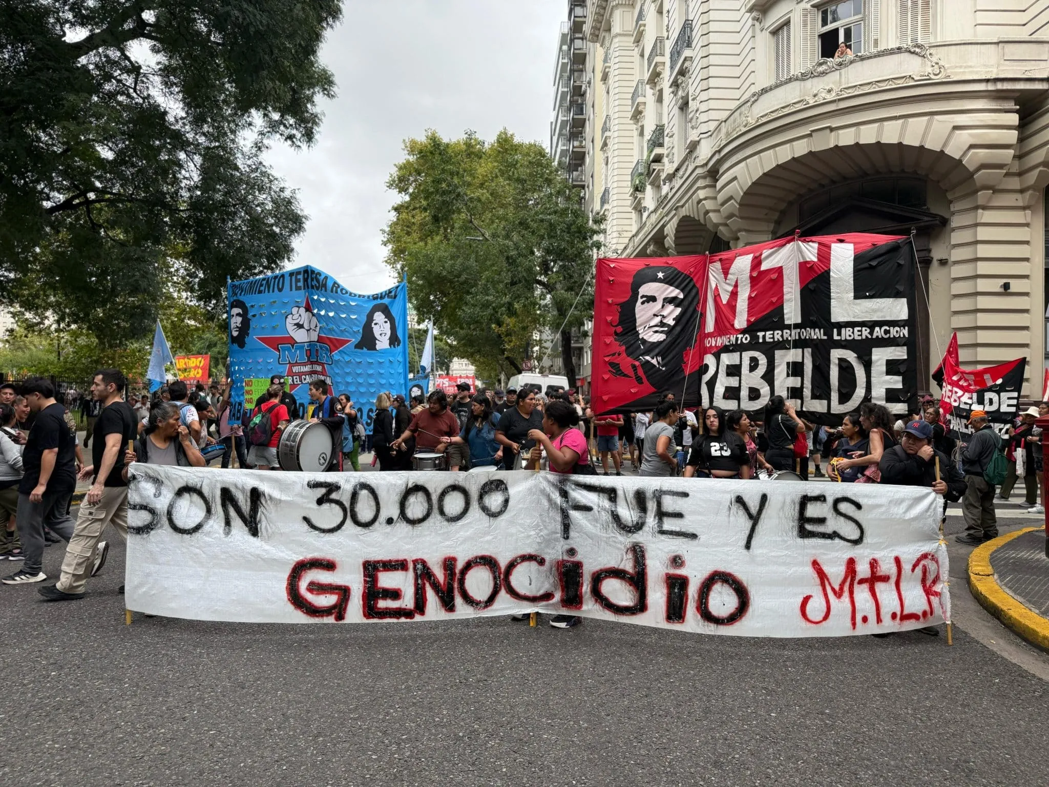 &lsquo;Queremos derrub&aacute;-lo&rsquo;: V&eacute;spera de Argentina x Brasil &eacute; marcada por protesto contra Milei em Buenos Aires