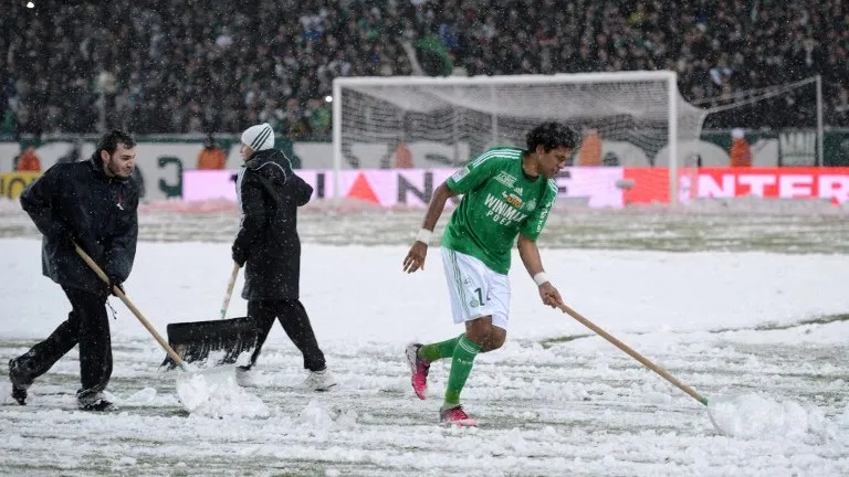 Nevasca paralisa jogo, mas n&atilde;o evita goleada do Saint-&Eacute;tienne