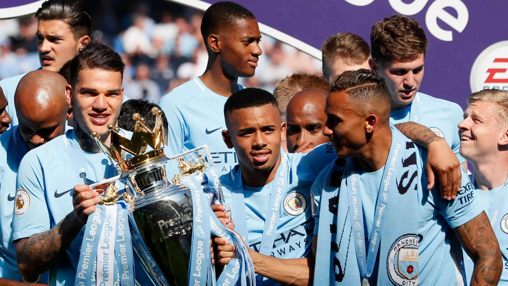 Ederson, Gabriel Jesus e Danilo, jogadores do Manchester City, com o trof&eacute;u da Premier League ap&oacute;s a partida contra o Huddersfield, no Etihad Stadium, em Manchester, no Reino Unido, em 6 de maio de 2018.