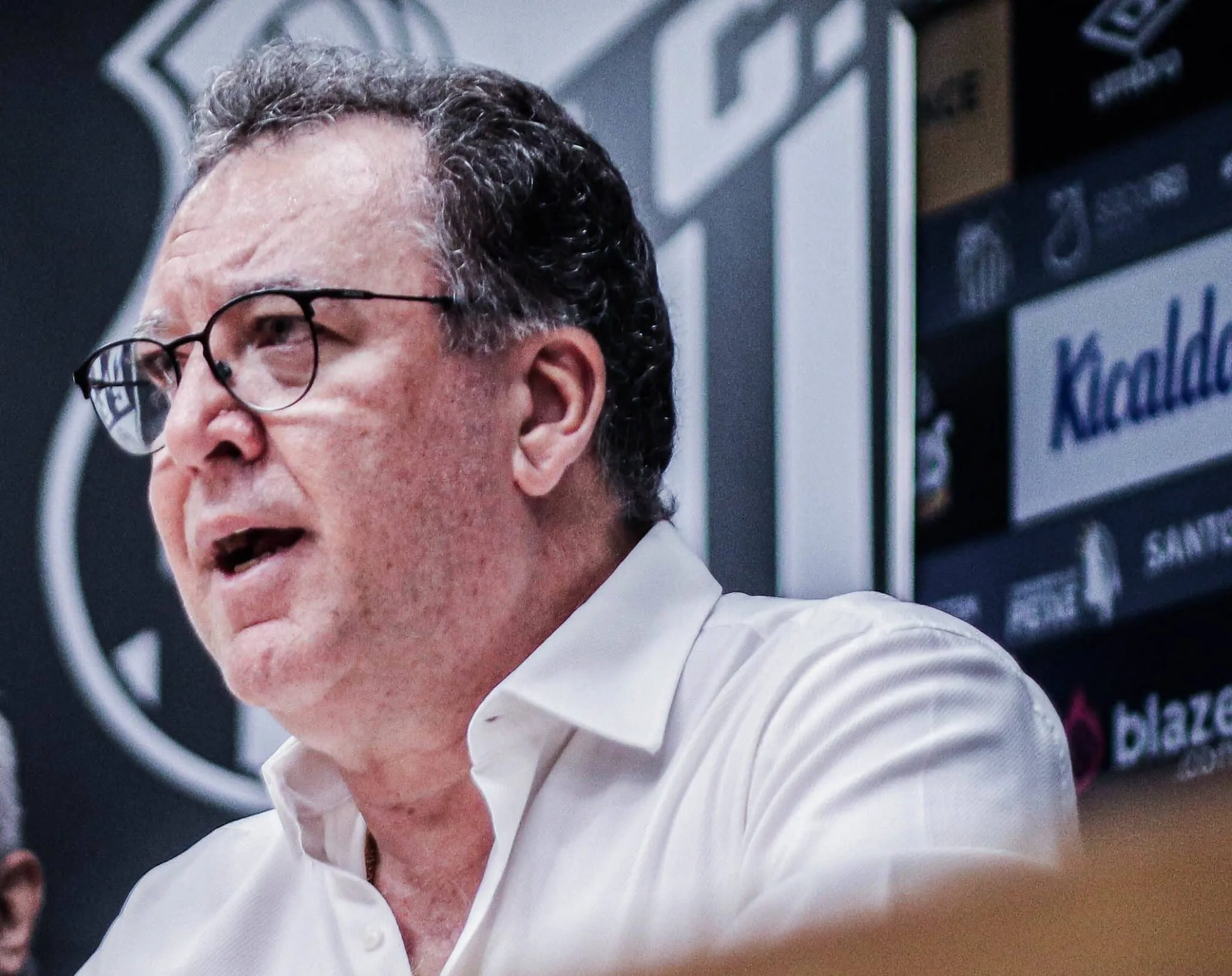 Marcelo Teixeira parabeniza elenco do Santos ap&oacute;s final e v&ecirc; arbitragem &lsquo;muito bem&rsquo;
