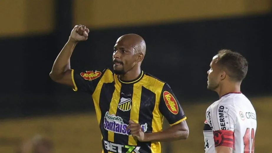 Mesmo com tr&ecirc;s expulsos, l&iacute;der da S&eacute;rie B vence e amplia distancia para o Santos