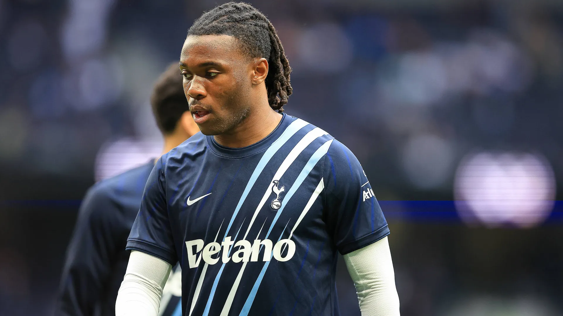 Destiny Udogie, lateral-esquerdo do Tottenham, aquecendo antes do apito inicial da partida contra o Newcastle pela Premier League, no Tottenham Hotspur Stadium, em Londres, no Reino Unido, em 29 de agosto de 2026.