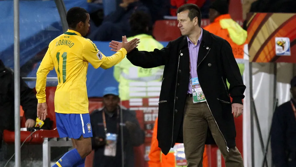 Dunga com Robinho, um dos pilares do time que ele levou &agrave; &Aacute;frica do Sul  (AP Photo/Luca Bruno)