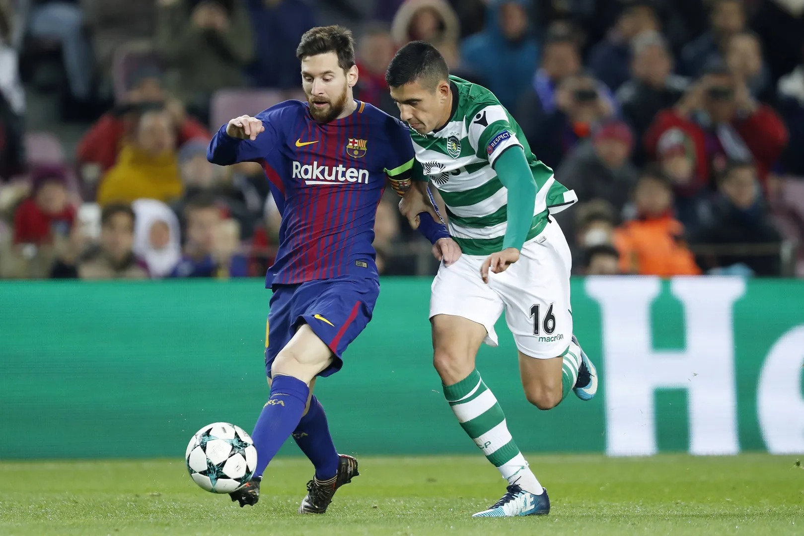 Foto: (Imago) - Rodrigo Battaglia pelo Sporting marcando Lionel Messi, ent&atilde;o no Barcelona
