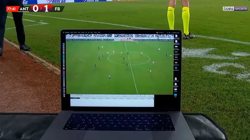 Mourinho coloca laptop em frente a uma c&acirc;mera da transmiss&atilde;o ao vivo para protestar contra decis&atilde;o do VAR. Foto: Reprodu&ccedil;&atilde;o/ beIN SPORT France