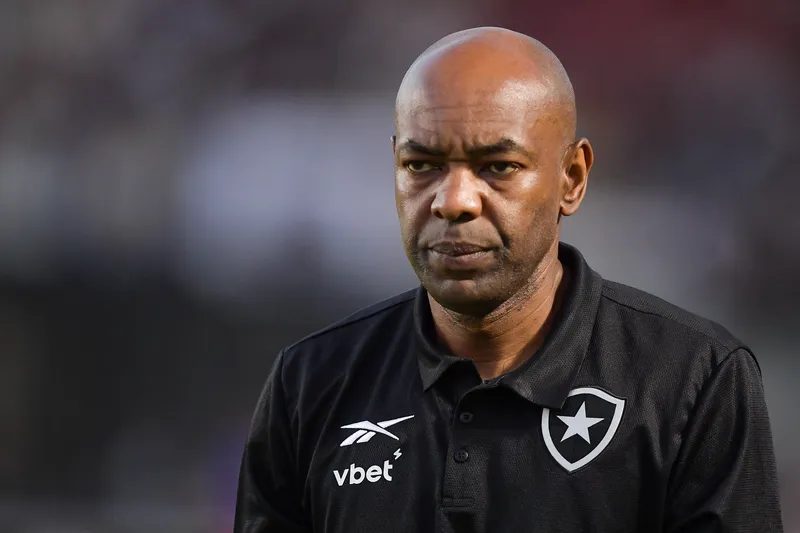 Cl&aacute;udio Ca&ccedil;apa, t&eacute;cnico interino do Botafogo
