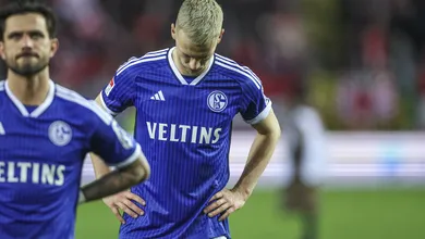 Schalke 04, um dos times mais tradicionais da Alemanha, pode deixar de existir como clube profissional se cair para a 3&ordf; divis&atilde;o