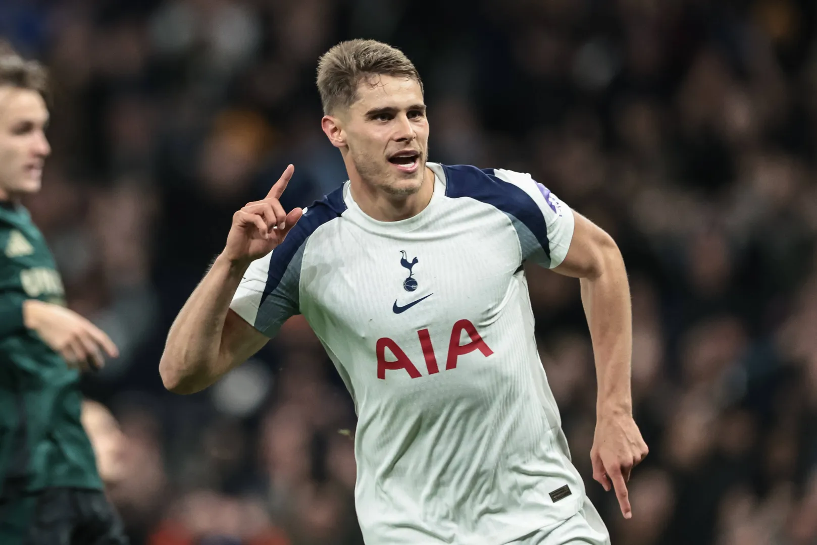 Van de Ven comemora gol do Tottenham