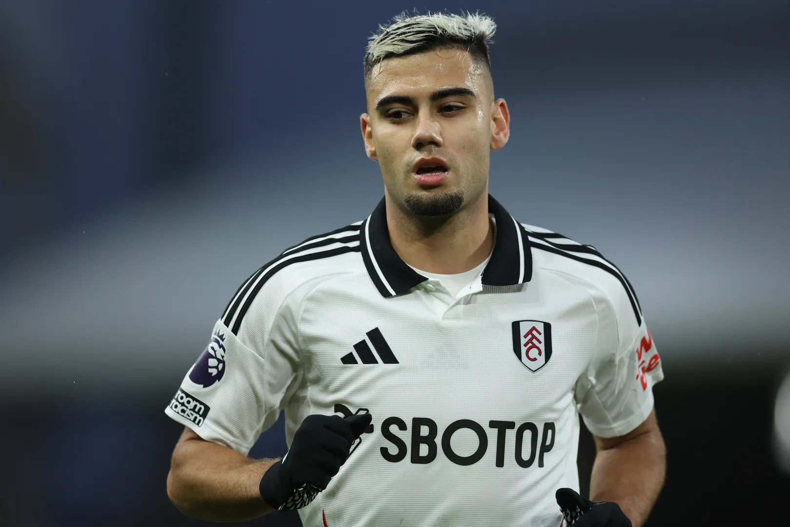 Andreas Pereira tem 17 jogos disputados, dois gols e uma assist&ecirc;ncia pelo Fulham na temporada (Foto: IMAGO / Sportimage)