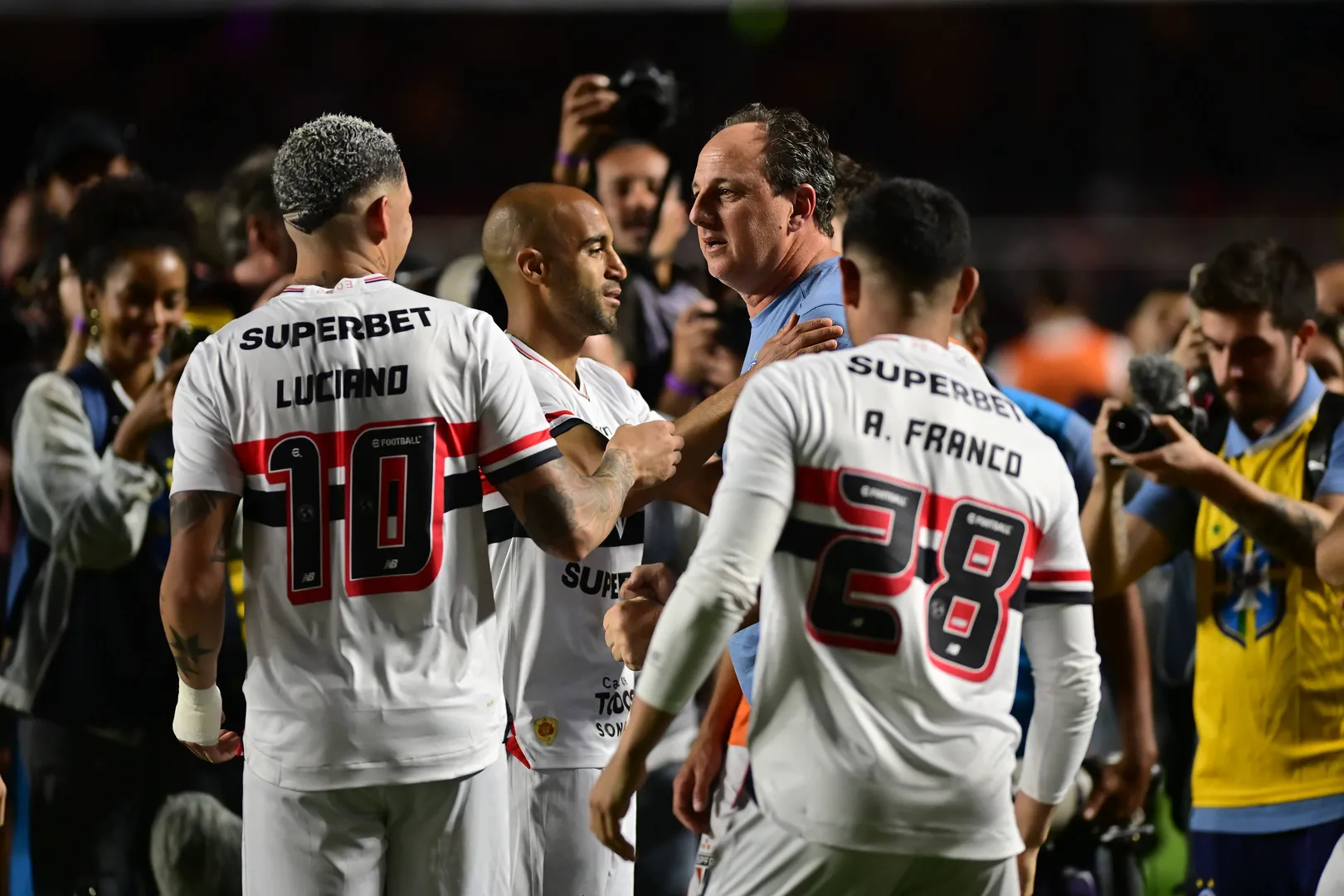 Jogadores do S&atilde;o Paulo cumprimentam Rog&eacute;rio Ceni