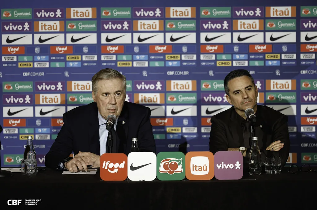 Carlo Ancelotti e Rodrigo Caetano durante convoca&ccedil;&atilde;o da sele&ccedil;&atilde;o brasileira (Foto: Rafael Ribeiro/CBF)