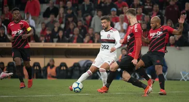 O Athletico x Flamengo prometeu e entregou um jogo de &oacute;tima intensidade &ndash; ainda que as discuss&otilde;es sigam al&eacute;m