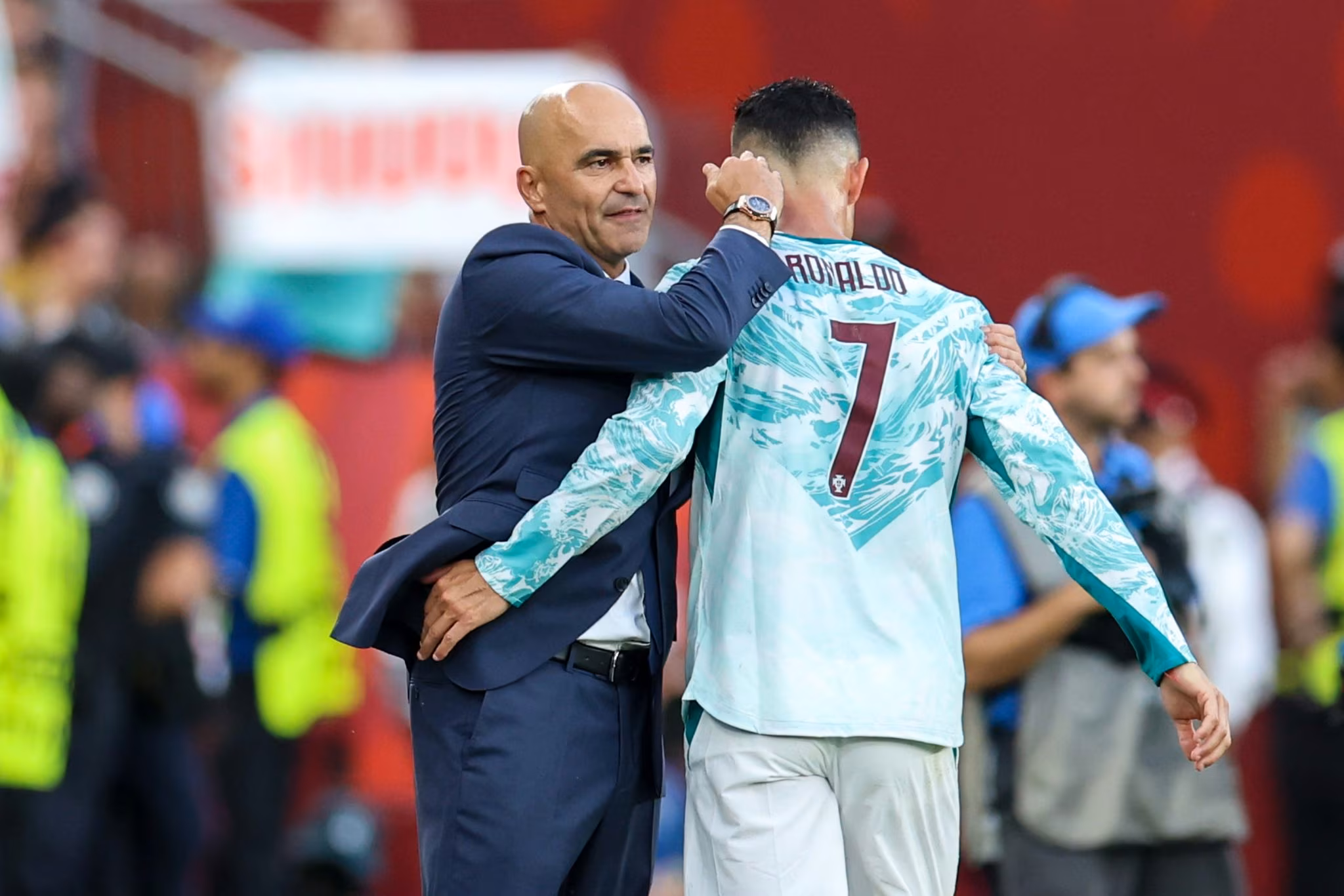 Roberto Mart&iacute;nez cumprimenta CR7 na sa&iacute;da de campo do craque portugu&ecirc;s 
