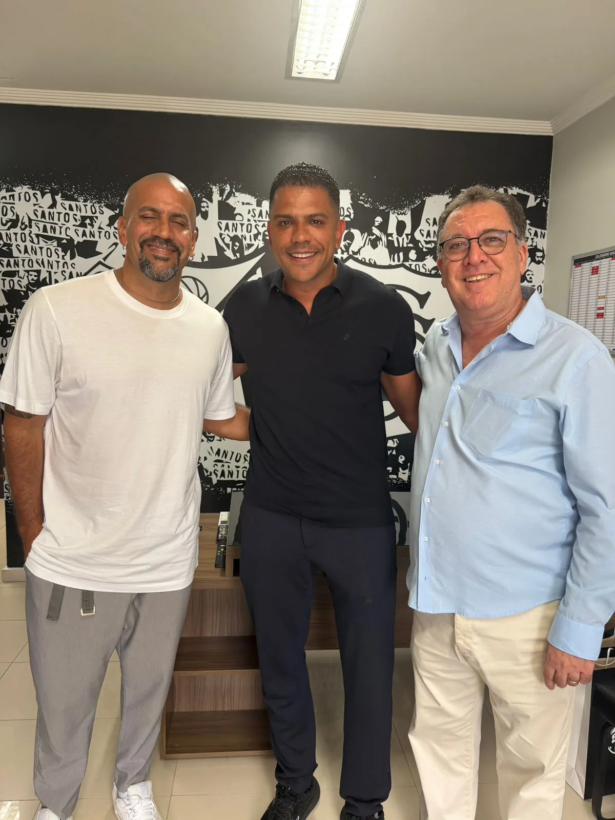 Juan Sebasti&aacute;n Ver&oacute;n, com o empres&aacute;rio Vin&iacute;cius Prates e o presidente do Santos, Marcelo Teixeira