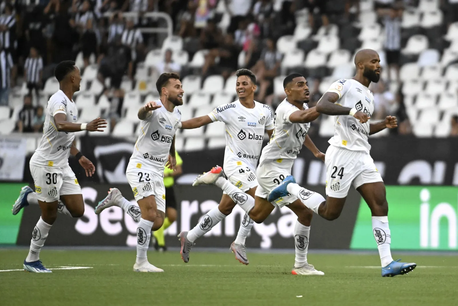 Ap&oacute;s her&oacute;ico empate com o Botafogo, Santos segue fazendo contas para evitar o temido rebaixamento