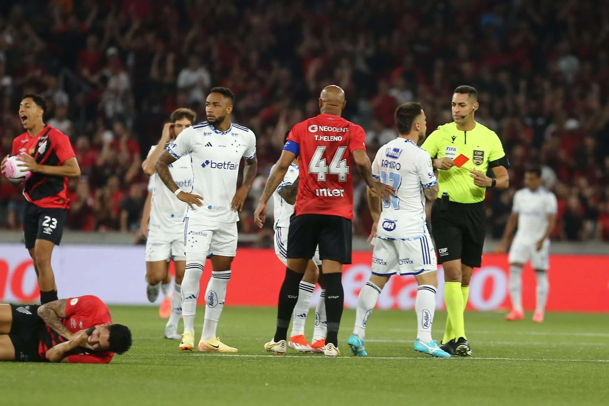 Expuls&atilde;o recorde de Rafa Silva tem festival de coincid&ecirc;ncias com lance do Cruzeiro de 2009