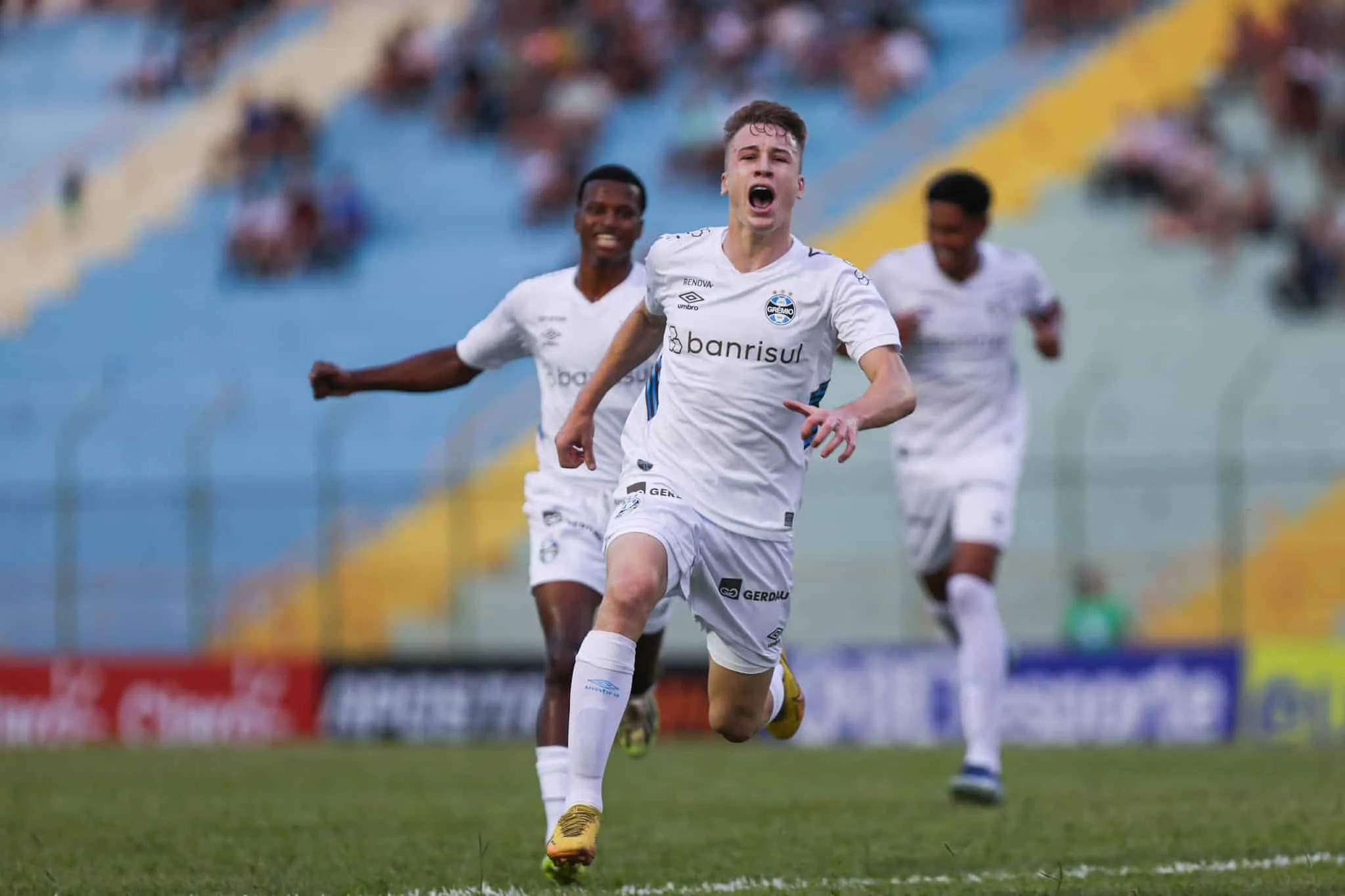 Em jogo aberto, Gr&ecirc;mio vence o Coimbra e est&aacute; nas oitavas de final da Copinha