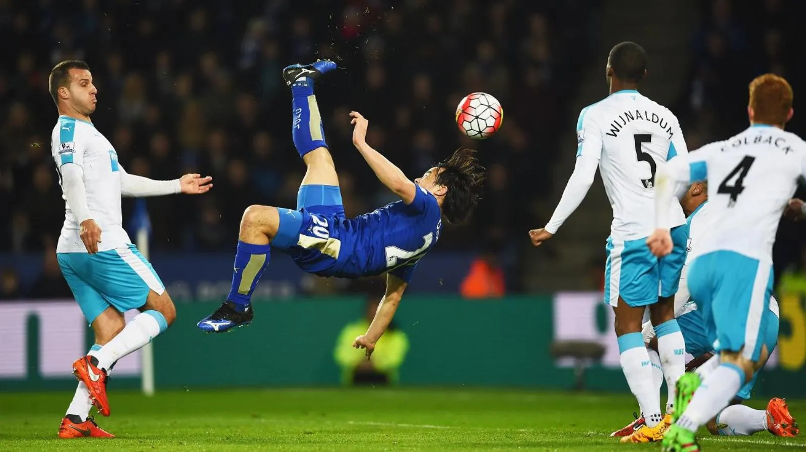 O desafio do Leicester aumenta, e Okazaki garantiu mais uma vit&oacute;ria com essa linda bicicleta