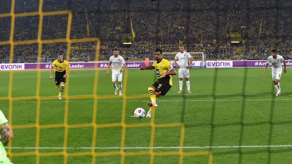 Emre Can marcou o segundo do Dortmund contra o Heidenheim cobrando p&ecirc;nalti (Foto: Icon Sport)